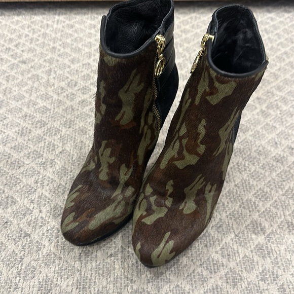Wishbone camouflage fur and black suede boots - Picture 3 of 3